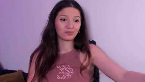 Snapshot of miabellee_ chatting on 06-18-26, 10:47 mia online show from 06-18-26, 10:47