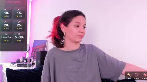 Snapshot of miabellee_ chatting on 06-27-26, 07:35 mia online show from 06-27-26, 07:35