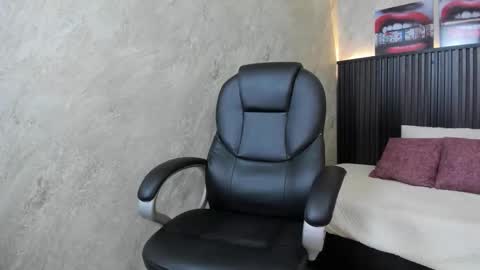 Mia online show from 11-21-25, 12:59