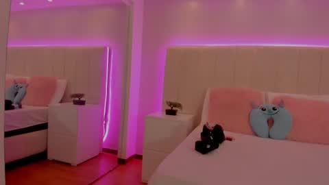 Snapshot of miah_skinny chatting on 07-07-26, 11:25 Mia online show from 07-07-26, 11:25