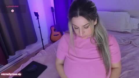 Snapshot of miamellyciousxx chatting on 12-15-24, 02:19 Mia Melly online show from 12-15-24, 02:19