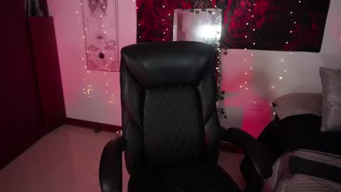 Snapshot of miami_18_ chatting on 06-14-26, 01:58 Lili online show from 06-14-26, 01:58