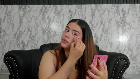 Snapshot of miamontoya chatting on 01-28-25, 12:43 Mia -5 7001400 Follow online show from 01-28-25, 12:43