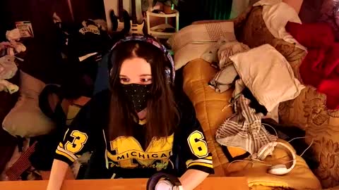 Snapshot of miaowhowl chatting on 02-16-25, 05:37 Kristien online show from 02-16-25, 05:37