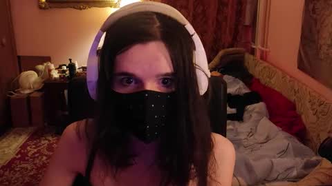 Snapshot of miaowhowl chatting on 11-08-25, 06:18 Kristien online show from 11-08-25, 06:18