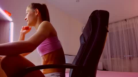 Mia online show from 12-04-25, 07:11