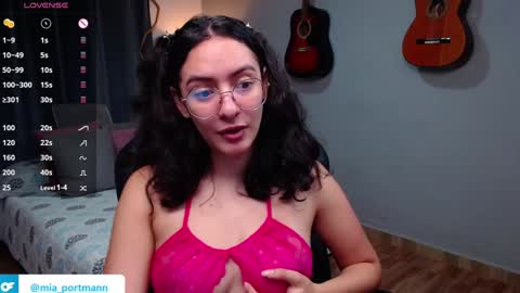 Snapshot of miaportman chatting on 01-09-25, 09:16 MIAPORTMANN online show from 01-09-25, 09:16