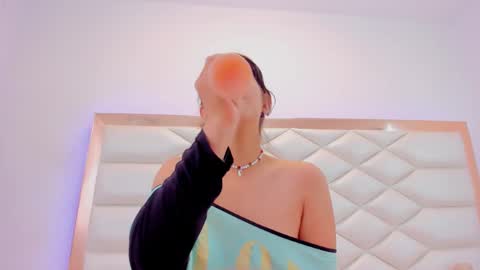 Snapshot of miaqueen021 chatting on 01-11-25, 06:33 Sweetie Mia online show from 01-11-25, 06:33