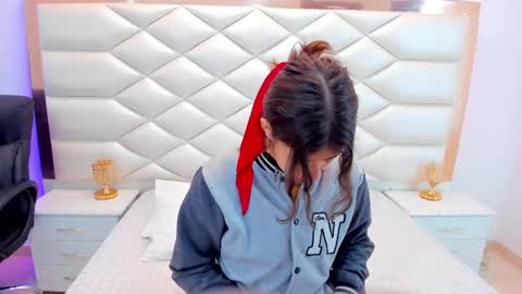 Snapshot of miaqueen021 chatting on 02-10-25, 12:39 Sweetie Mia online show from 02-10-25, 12:39