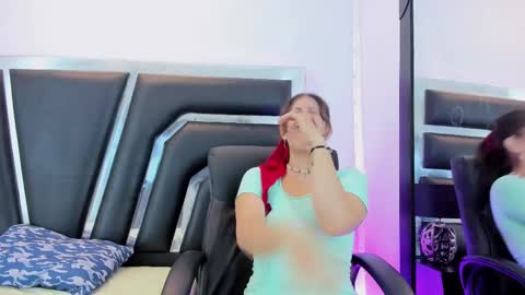 Snapshot of miaqueen021 chatting on 02-21-25, 09:43 Sweetie Mia online show from 02-21-25, 09:43