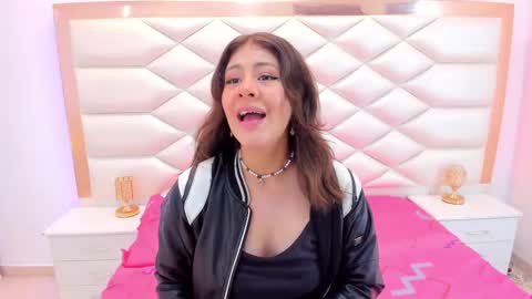 Snapshot of miaqueen021 chatting on 02-25-25, 12:24 Sweetie Mia online show from 02-25-25, 12:24