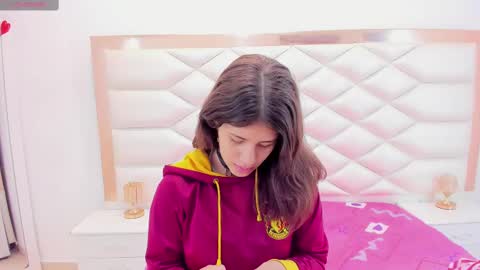 Snapshot of miaqueen021 chatting on 03-06-25, 12:30 Sweetie Mia online show from 03-06-25, 12:30