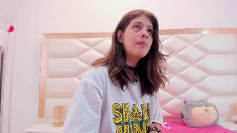 Snapshot of miaqueen021 chatting on 03-12-25, 06:33 Sweetie Mia online show from 03-12-25, 06:33