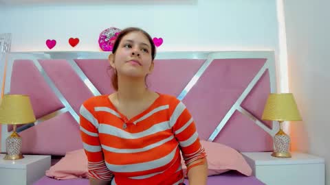 Snapshot of miaqueen021 chatting on 09-22-25, 01:24 Sweetie Mia online show from 09-22-25, 01:24