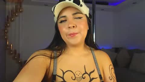 Snapshot of miasavagex18 chatting on 01-17-25, 02:29 MiaHancock online show from 01-17-25, 02:29