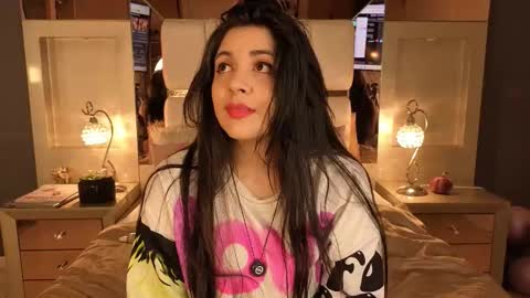 Snapshot of miasavagex18 chatting on 11-06-25, 11:37 MiaHancock online show from 11-06-25, 11:37