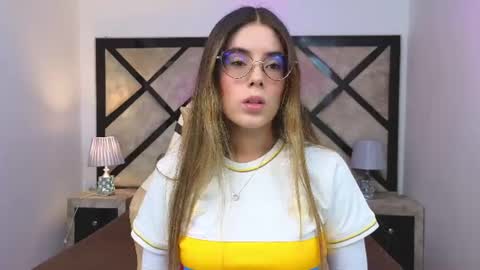 Snapshot of miasilverr chatting on 06-17-26, 08:10 Mia online show from 06-17-26, 08:10