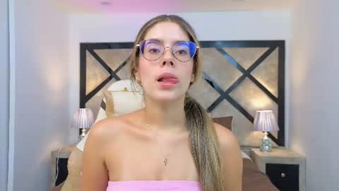Snapshot of miasilverr chatting on 07-18-26, 07:28 Mia online show from 07-18-26, 07:28