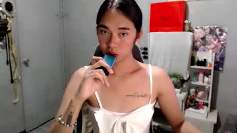 Mia online show from 03-25-26, 03:40