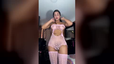 Snapshot of michelle_delatorre chatting on 02-25-26, 01:43 MICHELLE DE LA TORRE online show from 02-25-26, 01:43