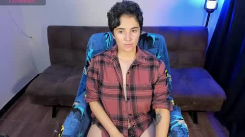 Snapshot of midnight07_ chatting on 02-14-25, 04:15 Blue online show from 02-14-25, 04:15