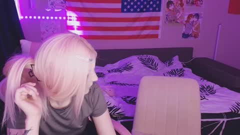 Snapshot of midnight_memories chatting on 02-20-26, 01:46 Kai and Angel online show from 02-20-26, 01:46