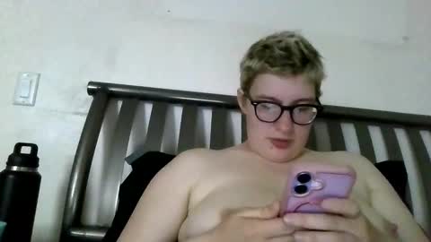 midnightmochi2 online show from 05-18-26, 03:40