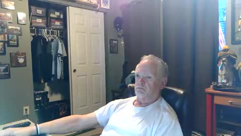 Snapshot of midwestdad09 chatting on 05-31-26, 10:33 midwestdad09 online show from 05-31-26, 10:33