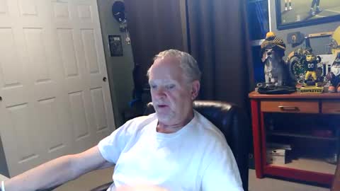 Snapshot of midwestdad09 chatting on 06-01-26, 09:55 midwestdad09 online show from 06-01-26, 09:55