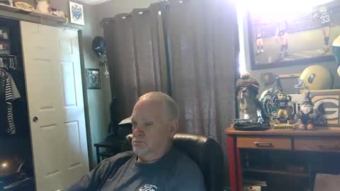 Snapshot of midwestdad09 chatting on 06-03-26, 07:19 midwestdad09 online show from 06-03-26, 07:19