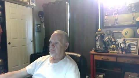 Snapshot of midwestdad09 chatting on 06-08-26, 09:59 midwestdad09 online show from 06-08-26, 09:59