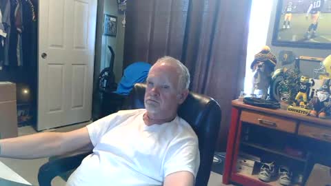 Snapshot of midwestdad09 chatting on 07-10-26, 07:49 midwestdad09 online show from 07-10-26, 07:49