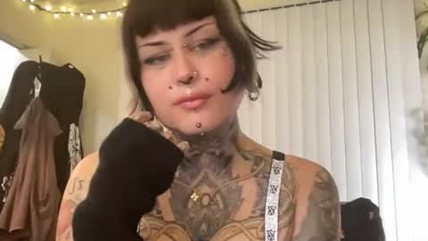 Snapshot of mignightmedliii chatting on 09-26-25, 05:00 Medli online show from 09-26-25, 05:00