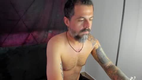 Snapshot of miguel_angeel_ chatting on 05-19-26, 01:06 Miguel Angel online show from 05-19-26, 01:06