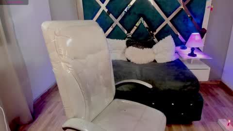 M I I A     online show from 12-10-24, 01:11