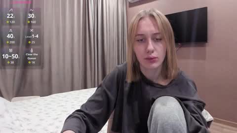 Mika online show from 11-07-25, 10:43