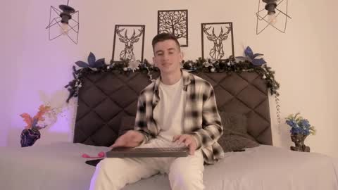 Snapshot of mikaelslow chatting on 01-11-25, 06:35 mikael online show from 01-11-25, 06:35