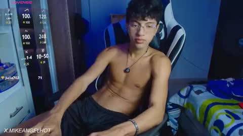 Snapshot of mike_pineapple chatting on 06-25-26, 05:12 Mike Pineapple online show from 06-25-26, 05:12