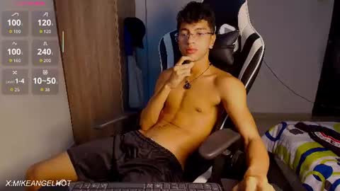 Snapshot of mike_pineapple chatting on 07-09-26, 03:54 Mike Pineapple online show from 07-09-26, 03:54