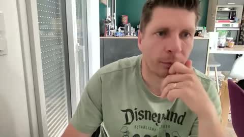Snapshot of miklp8463 chatting on 06-09-26, 08:04 miklp8463 online show from 06-09-26, 08:04