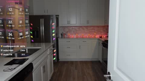 Snapshot of mikmagik chatting on 12-15-24, 01:57 Mikaylah online show from 12-15-24, 01:57