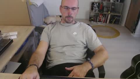 mikmik91 online show from 10-28-25, 03:58