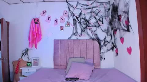 Snapshot of mila_1wood chatting on 10-20-25, 02:17 mila_1wood online show from 10-20-25, 02:17