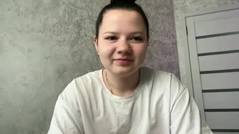 Snapshot of mila_bloom chatting on 06-18-26, 04:11 Mila online show from 06-18-26, 04:11