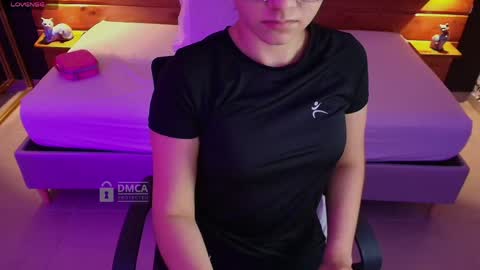 Snapshot of mila_kiitty chatting on 04-21-26, 11:27 Milena online show from 04-21-26, 11:27