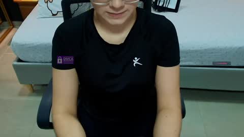 Snapshot of mila_kiitty chatting on 04-29-26, 11:14 Milena online show from 04-29-26, 11:14
