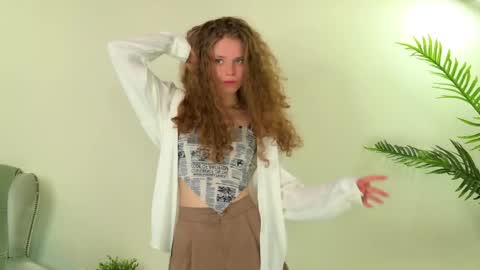 Snapshot of mila_stain chatting on 05-05-26, 05:37 Mila online show from 05-05-26, 05:37