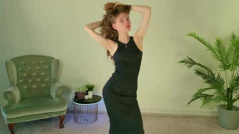 Snapshot of mila_stain chatting on 05-19-26, 07:26 Mila online show from 05-19-26, 07:26