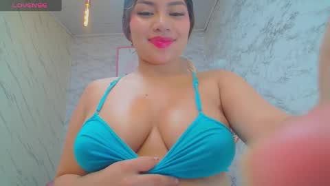 Snapshot of mila_sweet_v chatting on 01-31-25, 05:32 Mila online show from 01-31-25, 05:32