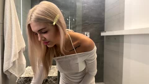 Snapshot of milabunny_ chatting on 05-19-26, 09:48 Mila and u can call me sweet bunny online show from 05-19-26, 09:48